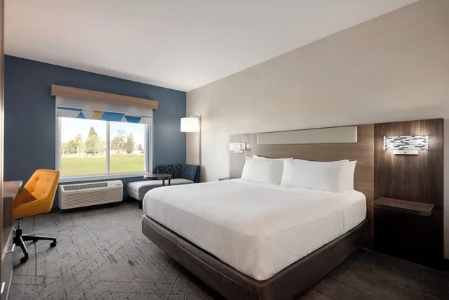 غرفة قياسية بسرير كينج بحوض استحمام لذوي الإعاقة، Holiday Inn Express & Suites Yuba City - Marysville 1/6