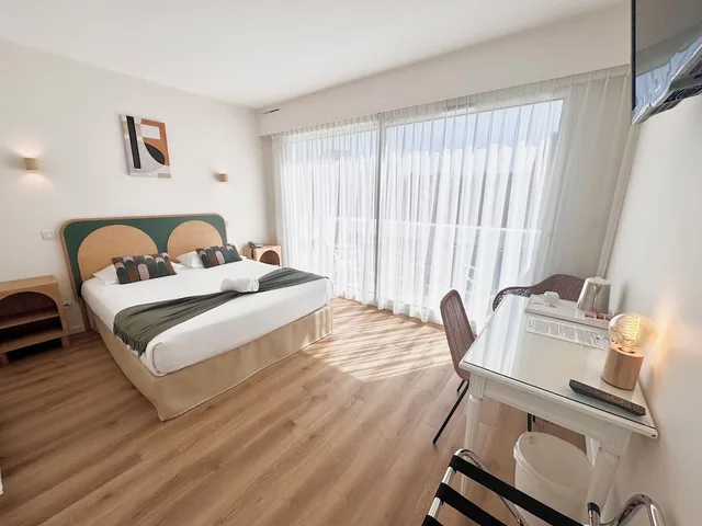غرفة سوبيريور بسرير كوين بشرفة، Hotel Astoria 7/10