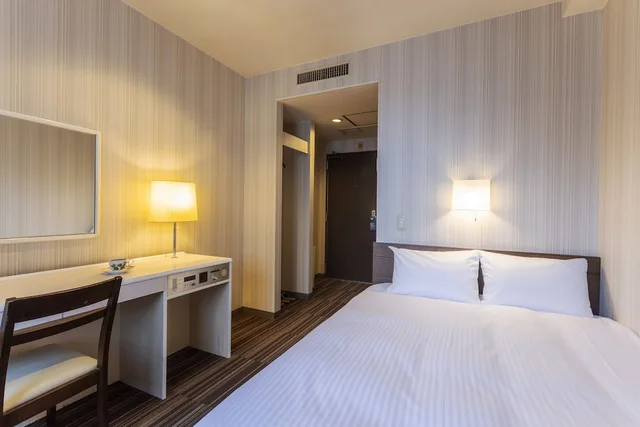 غرفة بسرير مزدوج بحوض استحمام للمدخنين، City Hotel Airport In Prince 2/4