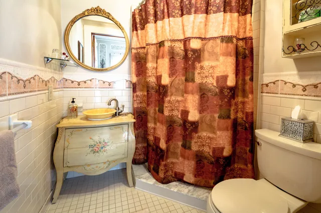 غرفة بسرير كوين، Mathis House, A Victorian Bed & Breakfast and Tea Room at 600 Main 2/2