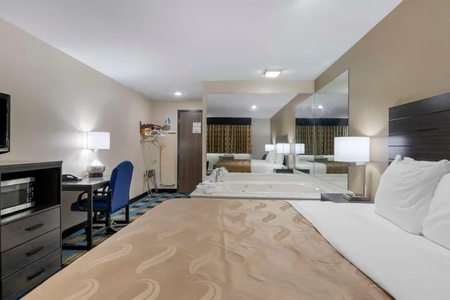 غرفة بسرير كينج بحوض جاكوزي، Rodeway Inn Grandville - Grand Rapids 1/10