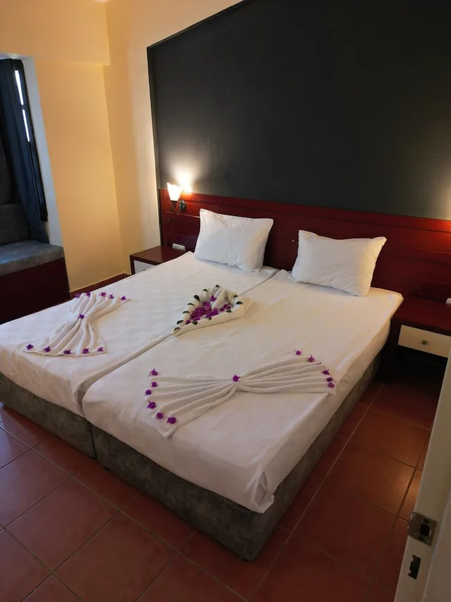 شقة بسريرين منفصلين بإطلالة على المسبح بغرفة نوم واحدة مع أريكة، Lemas Suite Hotel 4/10