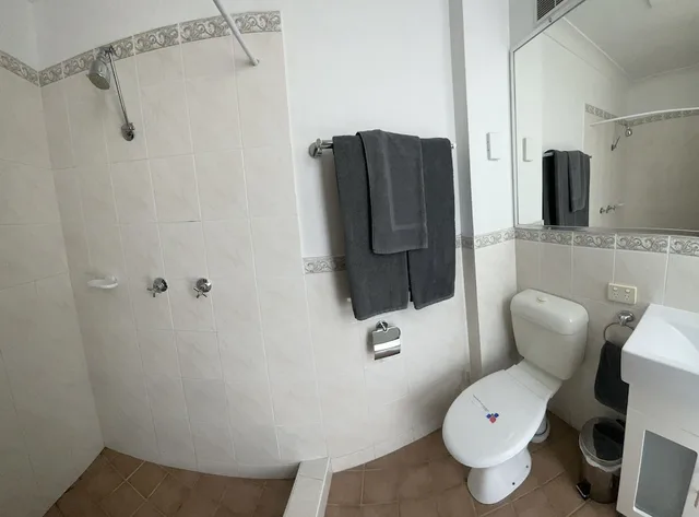 غرفة أساسية بسرير كوين وسرير فردي، Goulburn Motor Inn 3/3