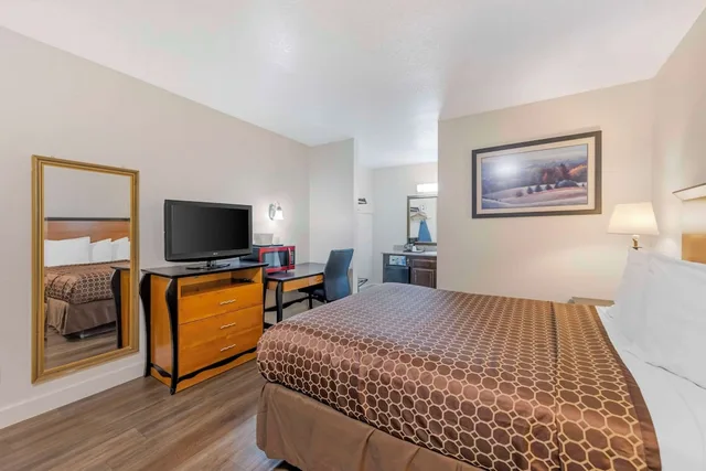 غرفة قياسية بسرير كوين، Rodeway Inn At Nevada State Capitol 6/6