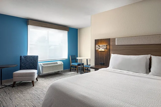 1 Bedroom, Suite, King Bed, Sofa, Holiday Inn Express Richmond by IHG 2/6