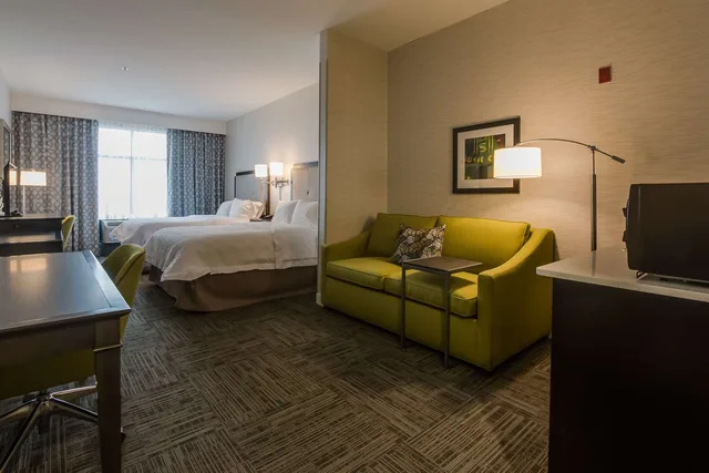جناح استوديو بسريرين كوين، Hampton Inn White House 2/3