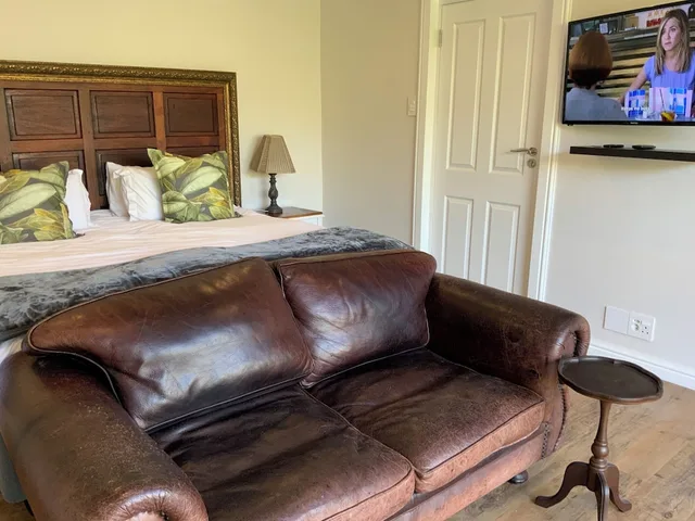 Room, 4 People, Queen Bed, Large، Goblin S Mead 3/8
