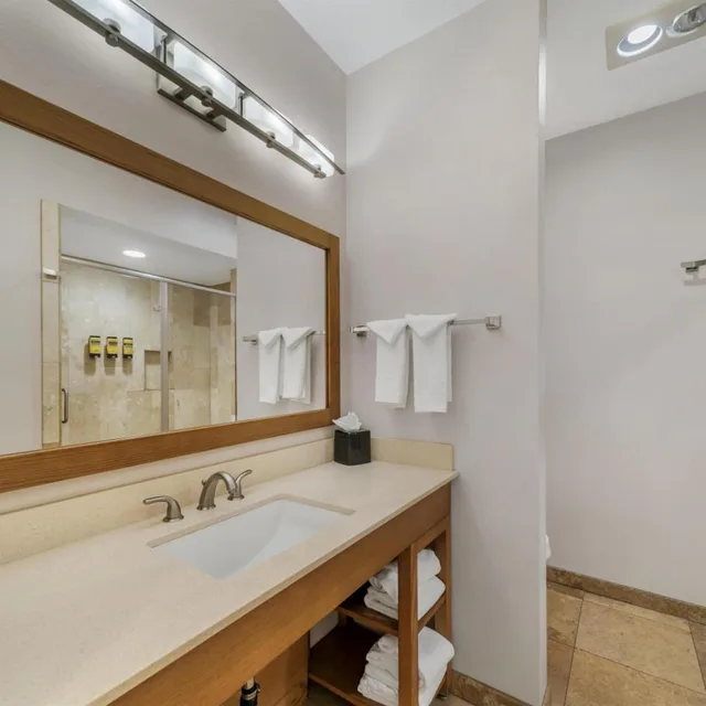 Room, King Bed, 2 Queen Beds, Partial Harbour View، Best Western Plus Northwoods Inn 8/9