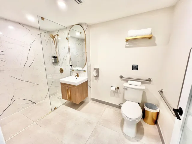 Renovated, Luxury, Apartment, Multiple Beds، Toronto Rooms And Suites 7/10