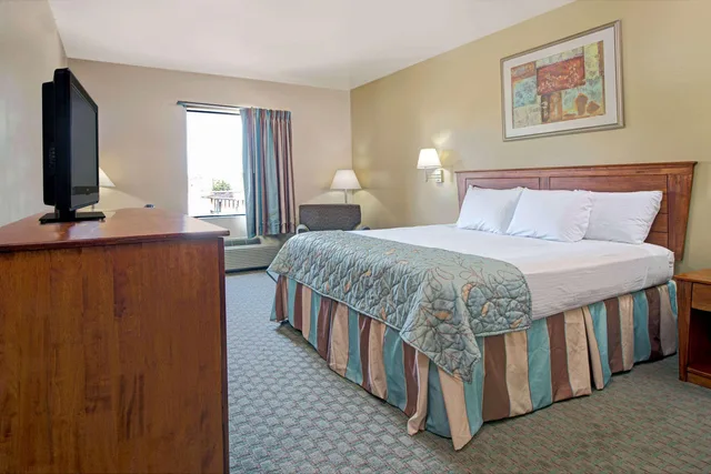 Room, Queen Bed, Days Inn by Wyndham Downtown St. Louis 1/1