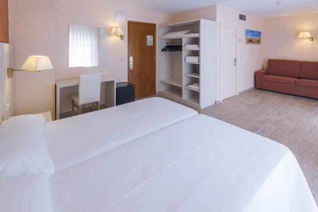 غرفة عائلية بسريرين منفصلين مع أريكة، GHT Balmes Hotel, Aparthotel & Splash 6/10