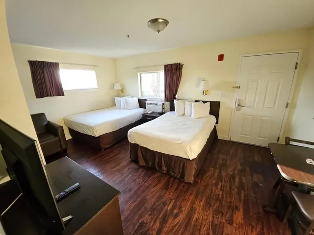 Standard, Single, 2 Double Beds، Suburban Studios Airport 3/10