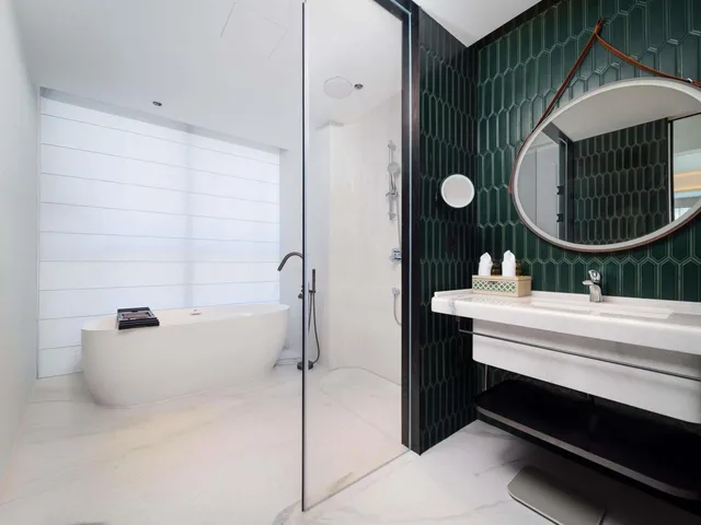 غرفة تنفيذية بسرير كينج وسرير كوين بإطلالة على الجبل، Novotel Xiamen Downtown 5/6
