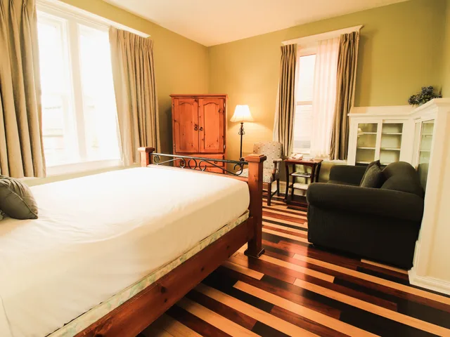 استوديو بسرير كوين بشرفة، James Bay Inn Hotel Suites Cottage 1/5
