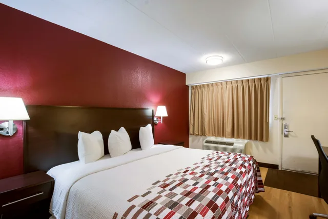 غرفة بسرير كينج لذوي الإعاقة، Red Roof Inn Kalamazoo East 2/9