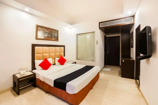 Deluxe, 1 Double and 3 Single Beds، Livasa Inn 1/1