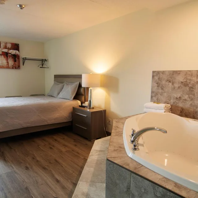 غرفة بسرير كوين بجاكوزي، Diplomat Inn 7/10
