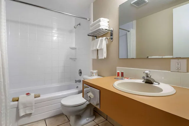 Room, 2 Queen Beds, Sofa, Exterior Entrance، Econo Lodge Inn & Suites Kelowna 2/2