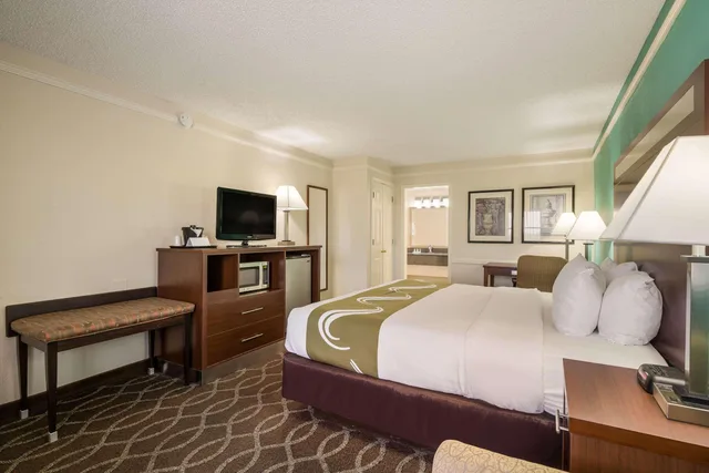 غرفة بسرير كينج للمدخنين، Quality Inn Tulsa Central 1/5