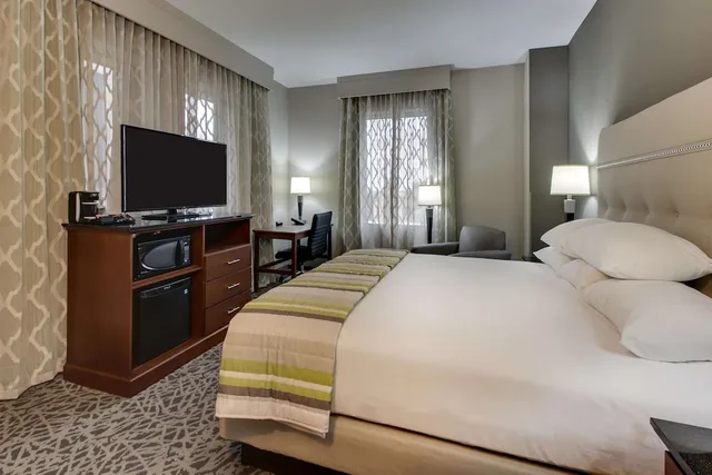 غرفة ديلوكس بسرير كينج في طابق مرتفع، Drury Plaza Hotel Milwaukee Downtown 2/6