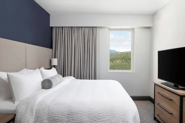 جناح بسرير كينج بشرفة بغرفة نوم واحدة مع أريكة لذوي الإعاقة، Residence Inn Big Sky the Wilson Hotel 1/5