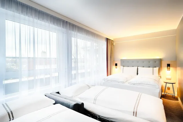 غرفة عائلية رباعية بسرير مزدوج وسريرين منفصلين، Premier Inn Cologne City Centre hotel 1/4