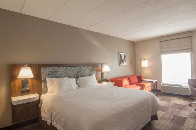 غرفة بسرير كينج مع أريكة، Hampton Inn Medina 1/6