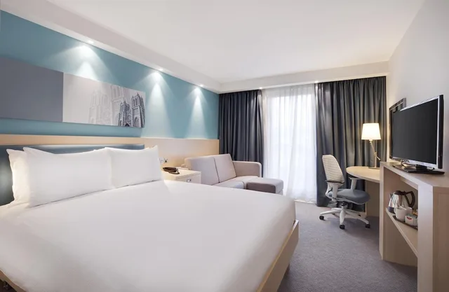 غرفة بسرير كينج مع أريكة، Hampton By Hilton Bristol Airport 2/8