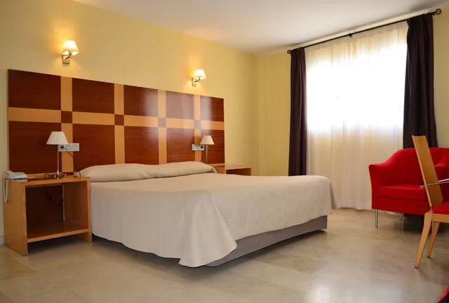 غرفة كومفورت بسريرين منفصلين بإطلالة جزئية على البحر، Porto Calpe 1/10