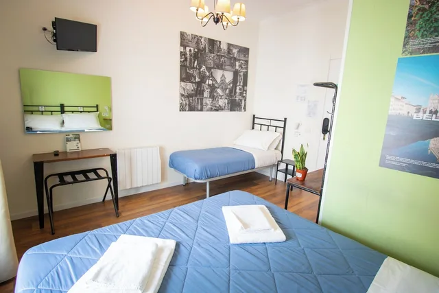 غرفة ثلاثية بسرير مزدوج وسرير فردي، Ostello Bello Napoli 3/6