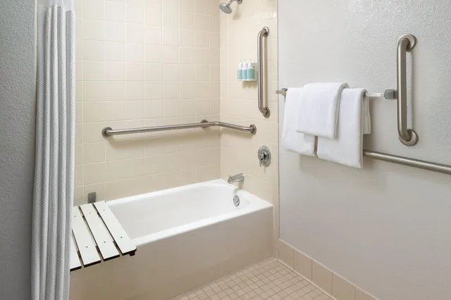 Room, Quadruple, Accessible, Courtyard by Marriott Orlando International Drive/Convention Center 3/3