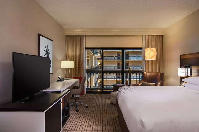 غرفة كلوب بسرير كينج، Renaissance Austin Hotel 3/10