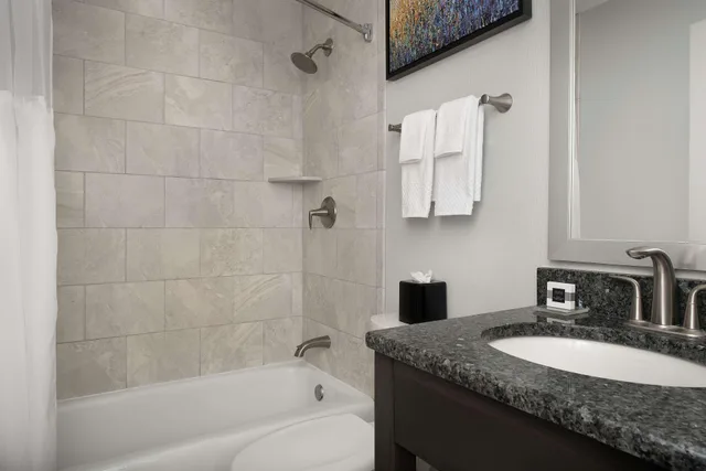 غرفة ديلوكس بسرير مزدوج، West End Washington Dc Tapestry Collection By Hilton 2/2