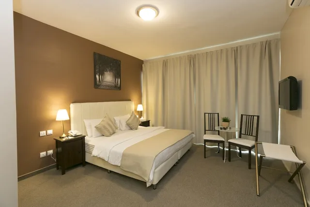 غرفة ديلوكس بسريرين كينج بغرفة نوم واحدة بحمام خاص، THE CONROY BOUTIQUE HOTEL 3/6