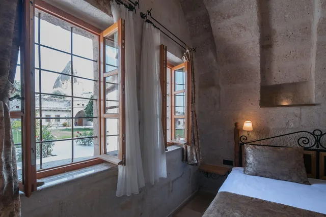 غرفة ديلوكس بسرير كينج بإطلالة على الفناء، Lunar Cappadocia Hotel 2/3