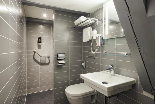 غرفة مفردة، Hotel CC 11/15