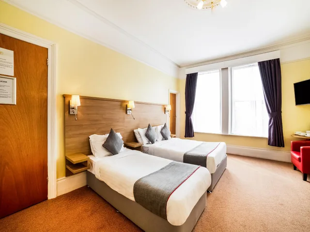 Superior, Family, 1 Queen and 3 Single Beds, OYO Eagle House Hotel St Leonards Hastings 2/2