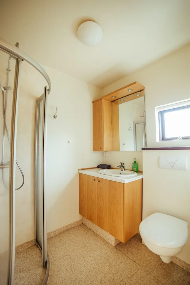 كوخ بسرير مزدوج وسرير بطابقين بغرفة نوم واحدة، Minniborgir Cottages 4/4