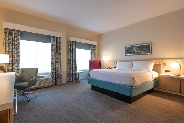 غرفة بسرير كينج بحوض استحمام لذوي الإعاقة، Hilton Garden Inn Calabasas 2/5