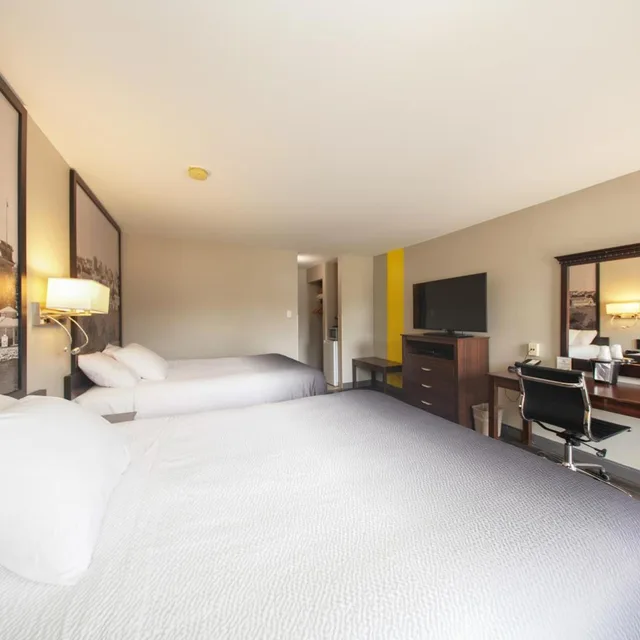 Room, King Bed, 2 Queen Beds, Super 8 By Wyndham Kingston 1/9