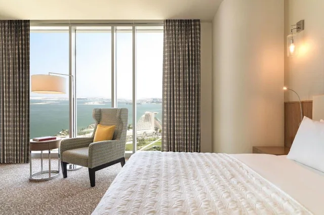 غرفة كلوب بسرير كينج بإطلالة على البحر، Le Meridien City Center Doha 5/10