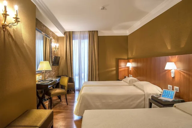 غرفة ثلاثية بسرير كوين مع أريكة، Albergo Del Senato 1/5