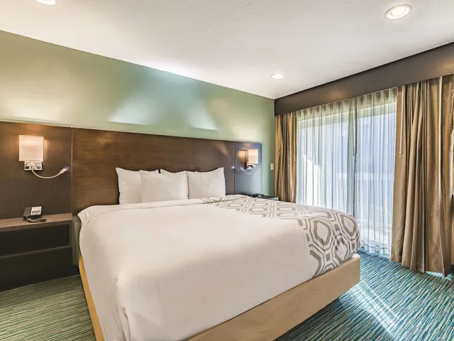 غرفة بسرير كينج، La Quinta Inn & Suites by Wyndham San Francisco Airport West 4/8
