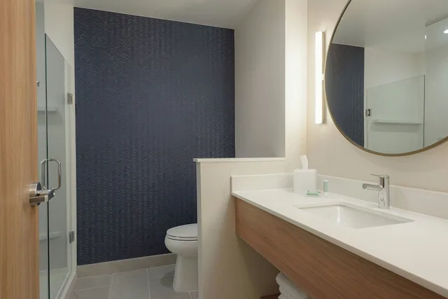 غرفة ديلوكس بسريرين كوين مع أريكة، Fairfield By Marriott Inn & Suites Cincinnati Oakley 3/5