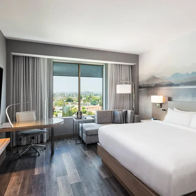 غرفة قياسية بسرير كينج بحوض استحمام لذوي الإعاقة، Courtyard By Marriott Los Angeles Monterey Park 2/2