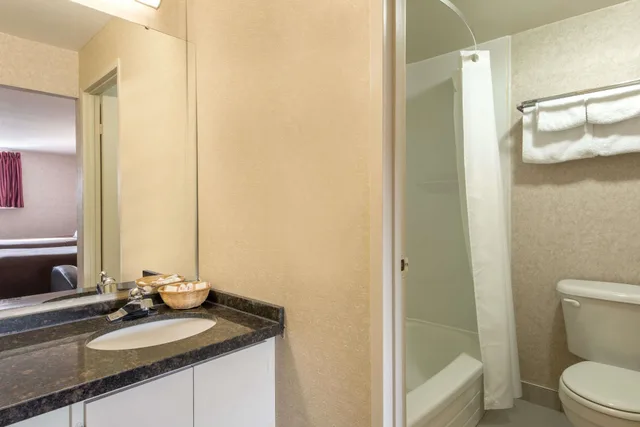 Room, 2 Double Beds, Howard Johnson By Wyndham Gravenhurst 3/4