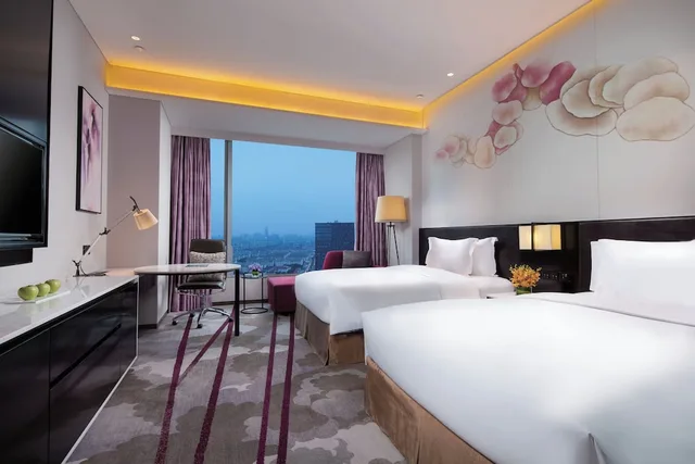 غرفة قياسية بسريرين منفصلين بإطلالة على المدينة مع دخول صالة النادي مع دخول الصالة، CROWNE PLAZA KUNSHAN 2/4