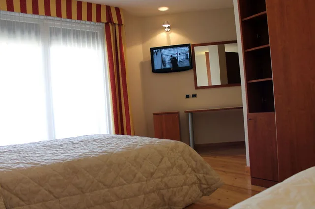 Room, Triple, 1 Queen and 1 Single Bed, Rubicone 2/6
