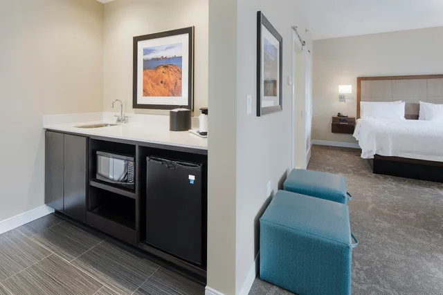 استوديو بسرير كينج بشرفة، Hampton Inn Suites Page Lake Powell 2/3