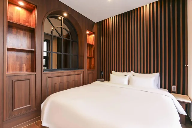 جناح جونيور، Hotel Demer 4/10